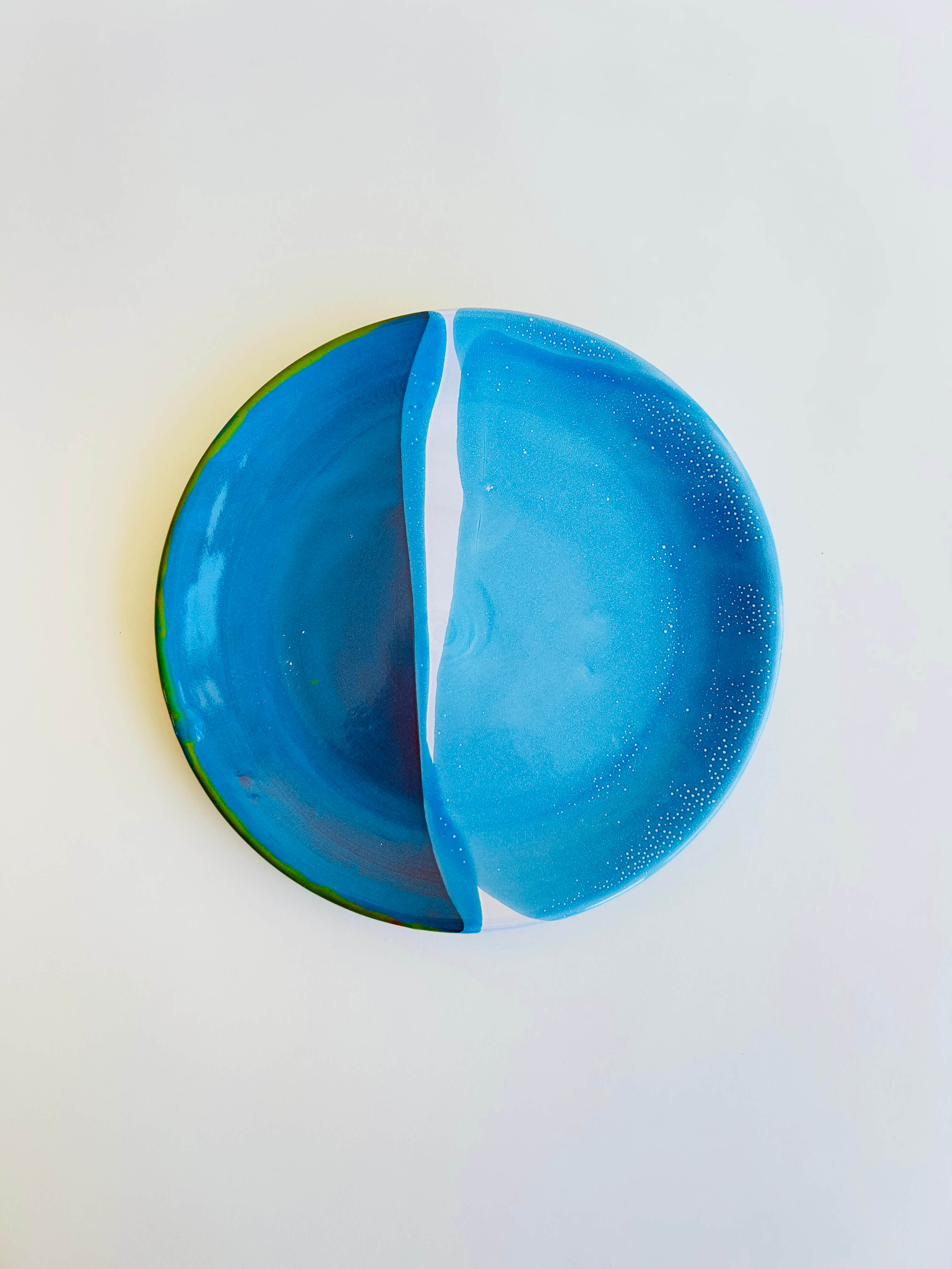 Assiette plate - bleu, jaune acidulé, blanc