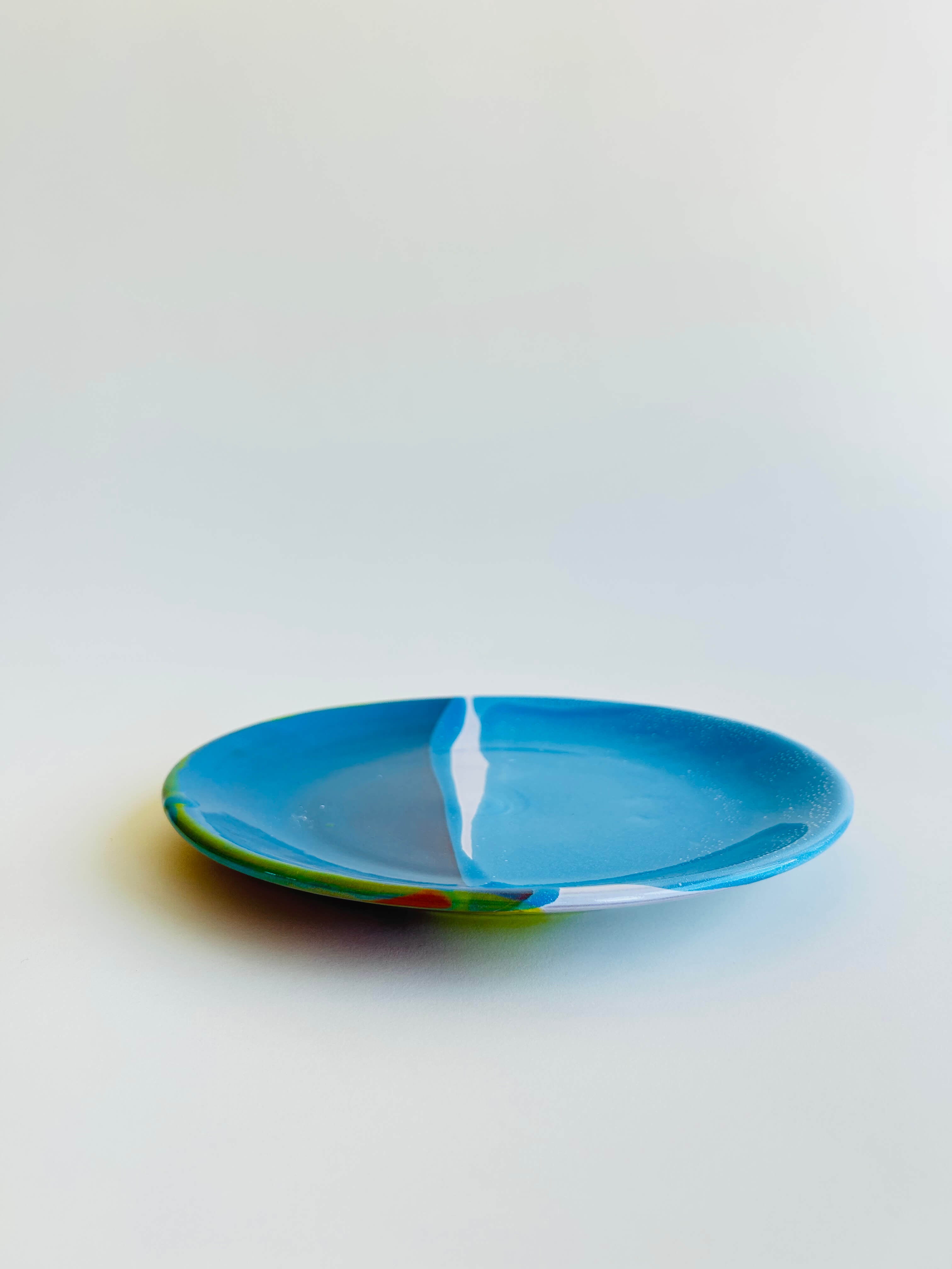 Assiette plate - bleu, jaune acidulé, blanc