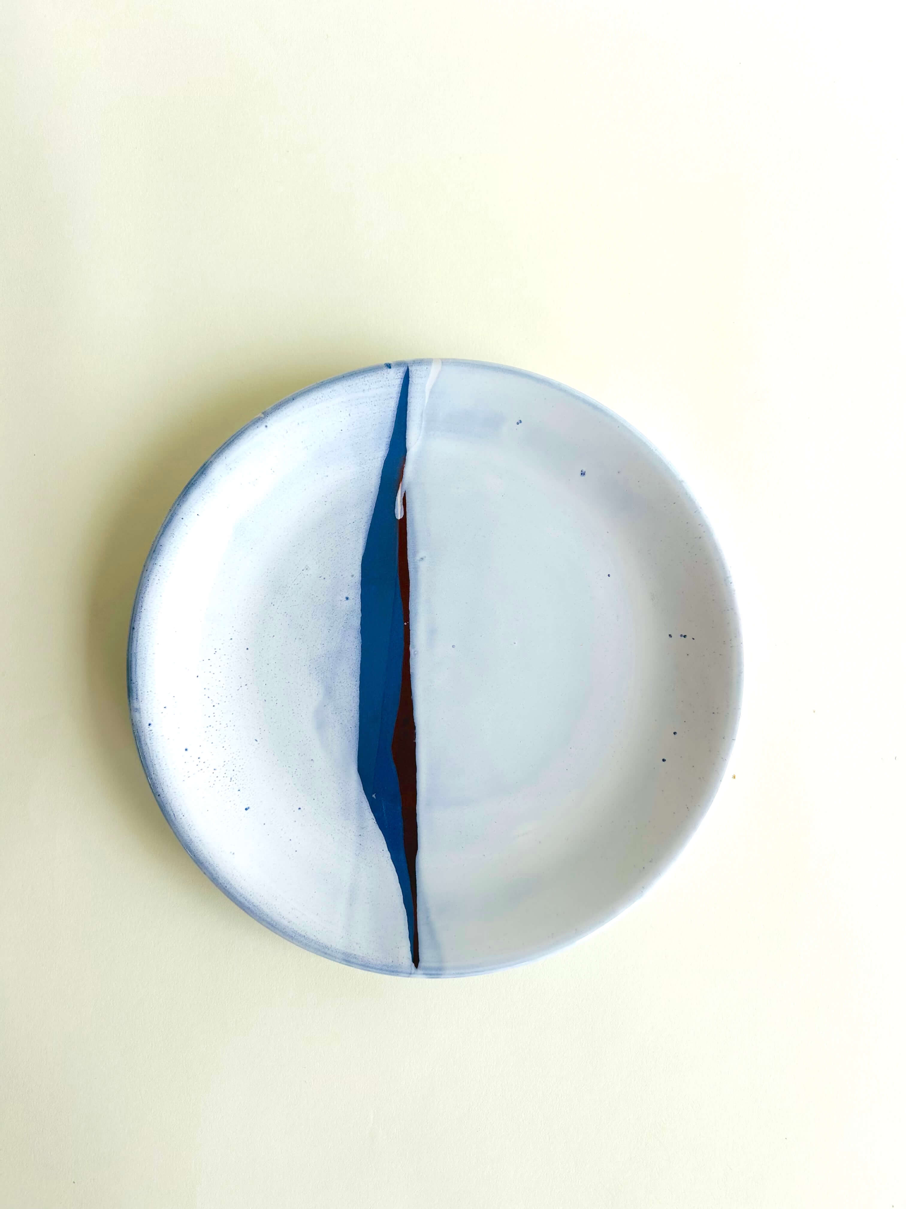 Assiette plate, bleu, blanc
