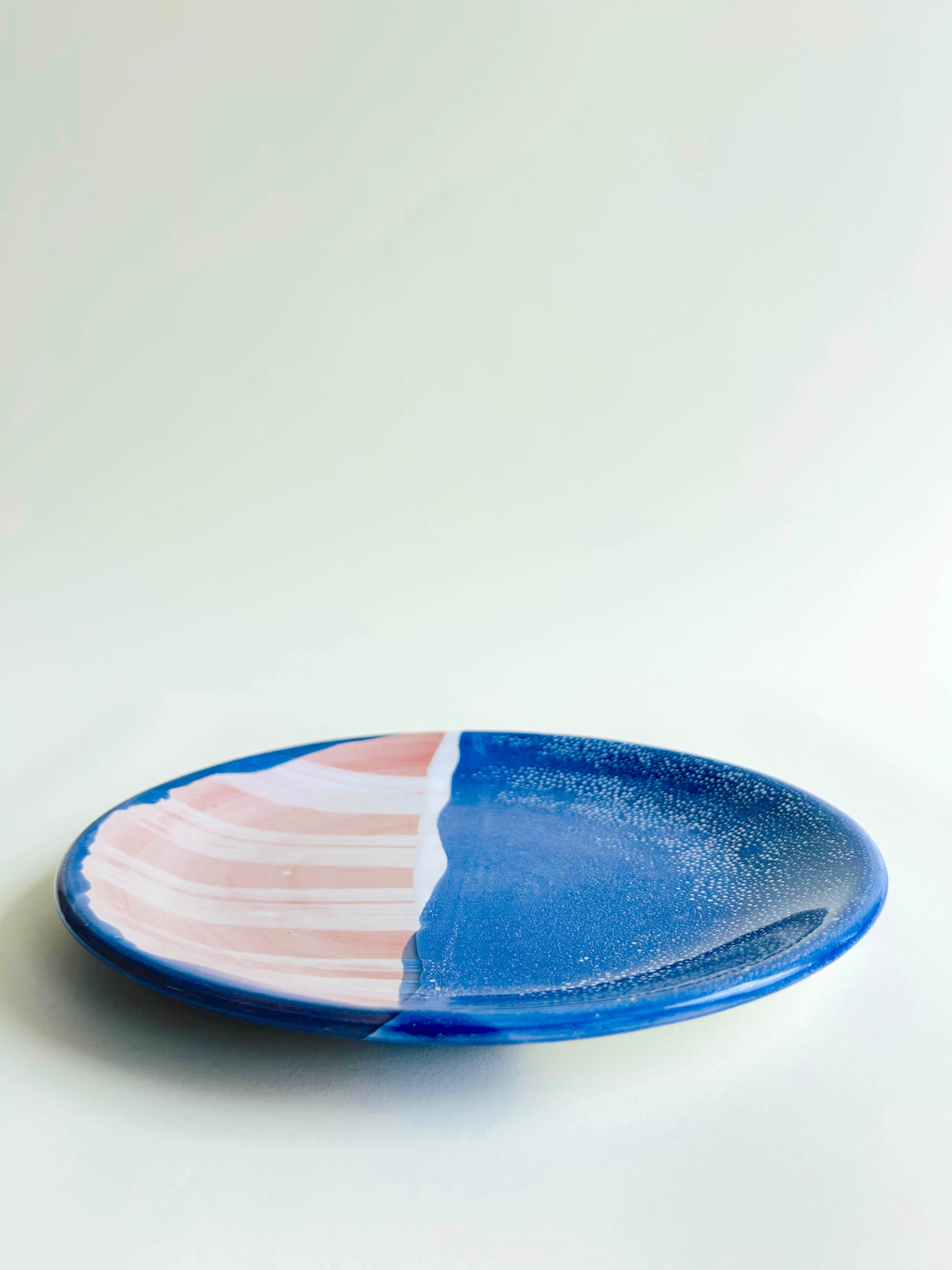 Assiette plate, bleu, blanc
