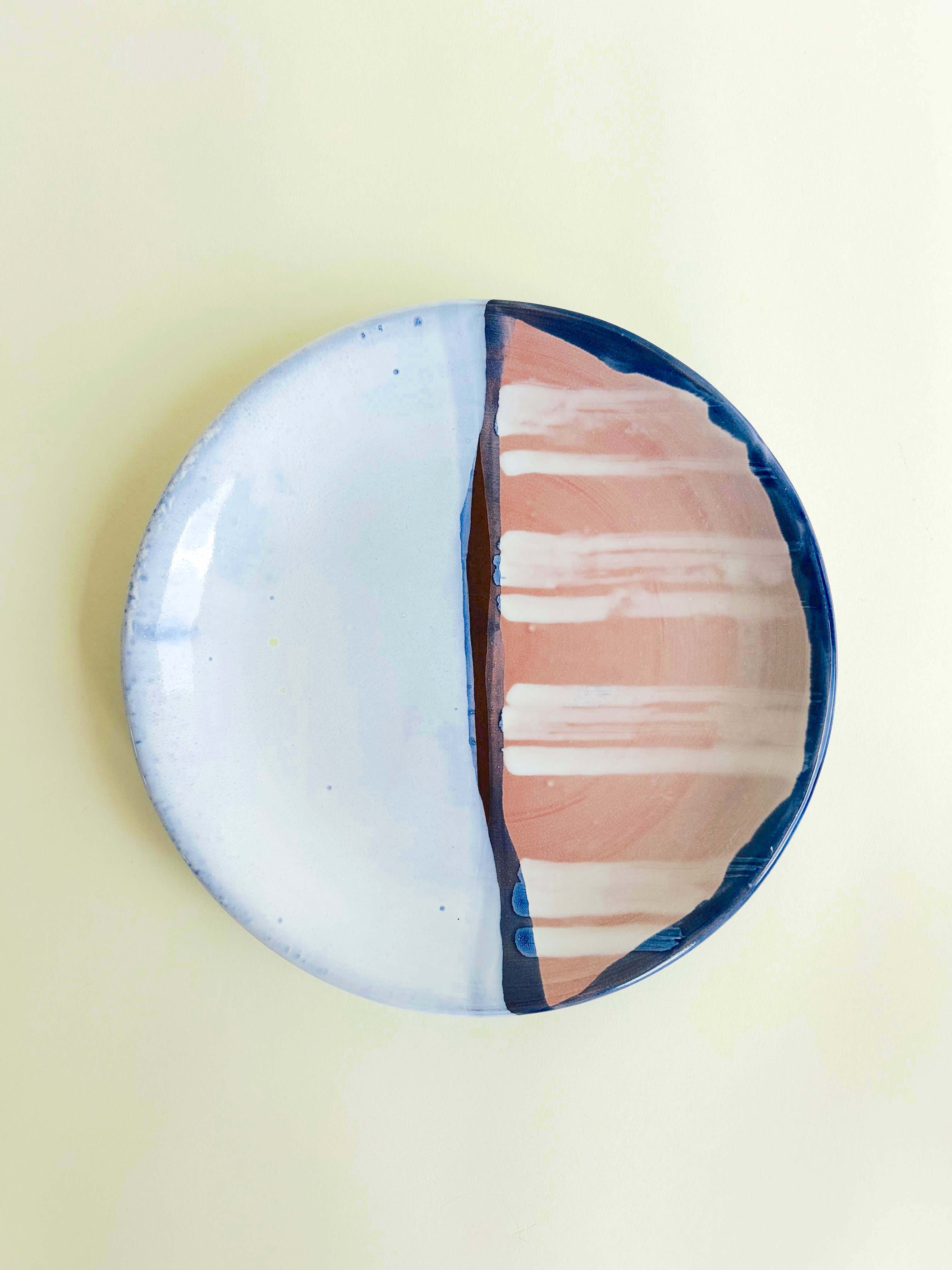 Assiette plate, bleu, blanc