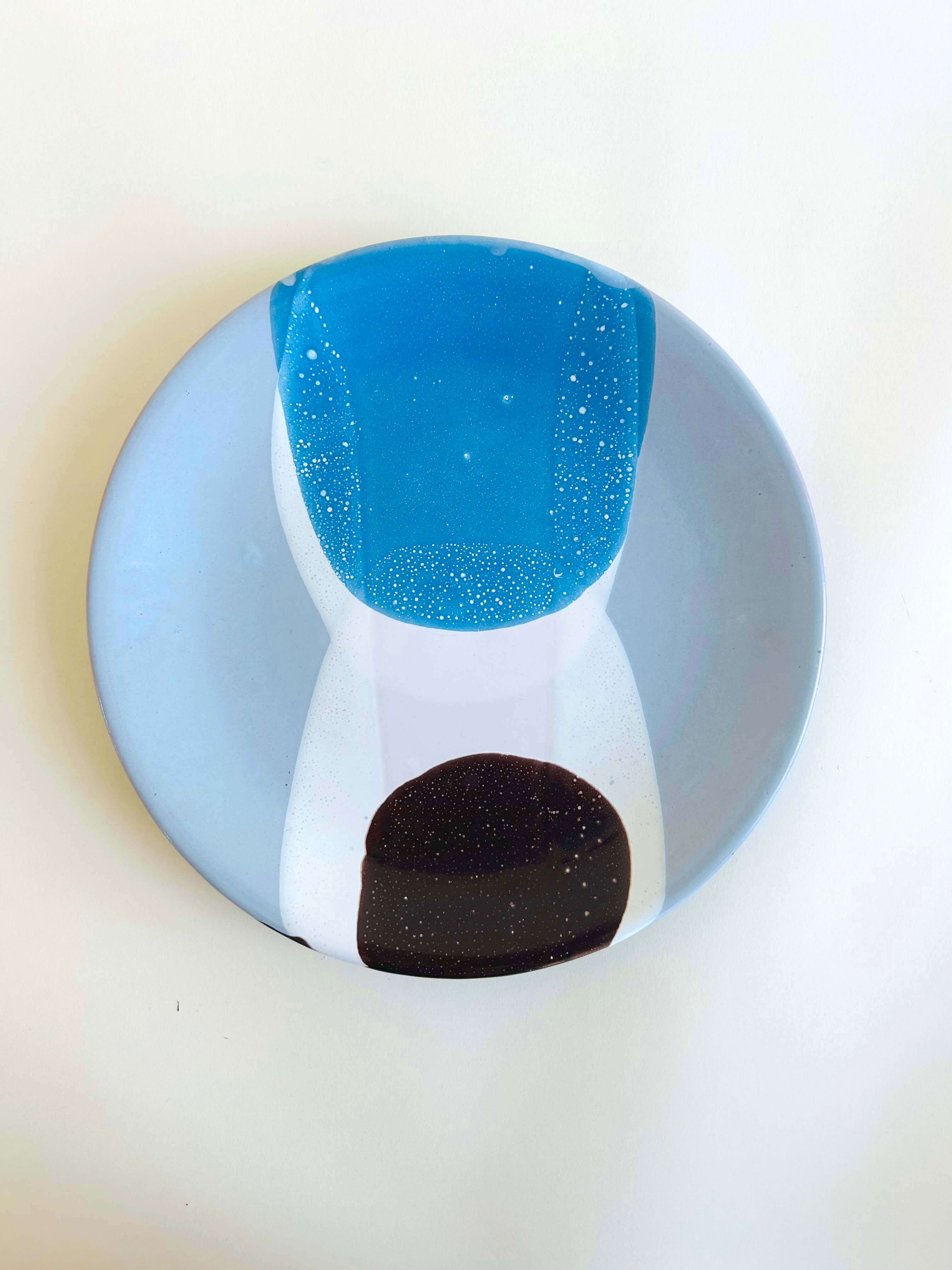 Assiette plate, bleu, blanc, marron