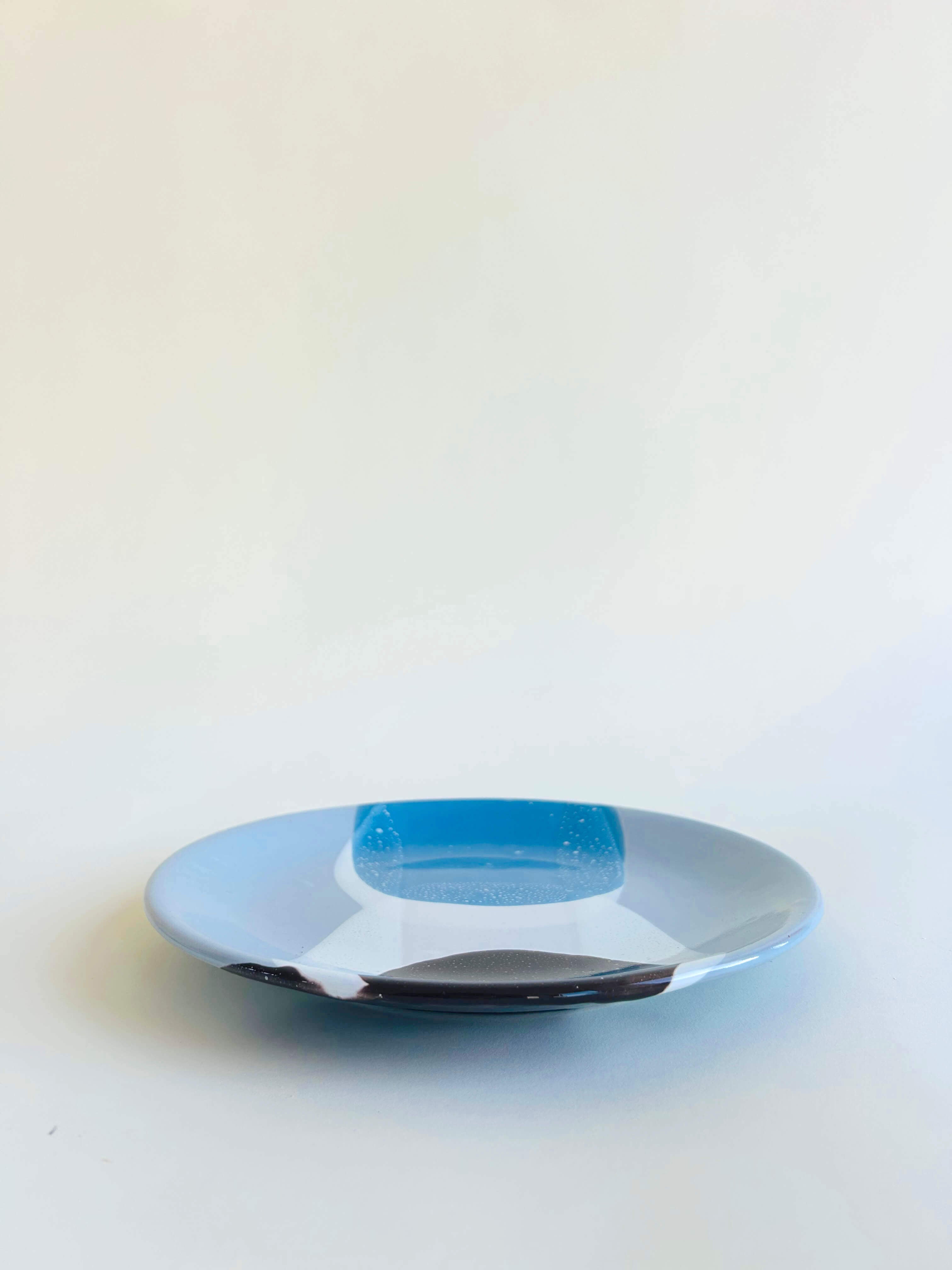 Assiette plate, bleu, blanc, marron