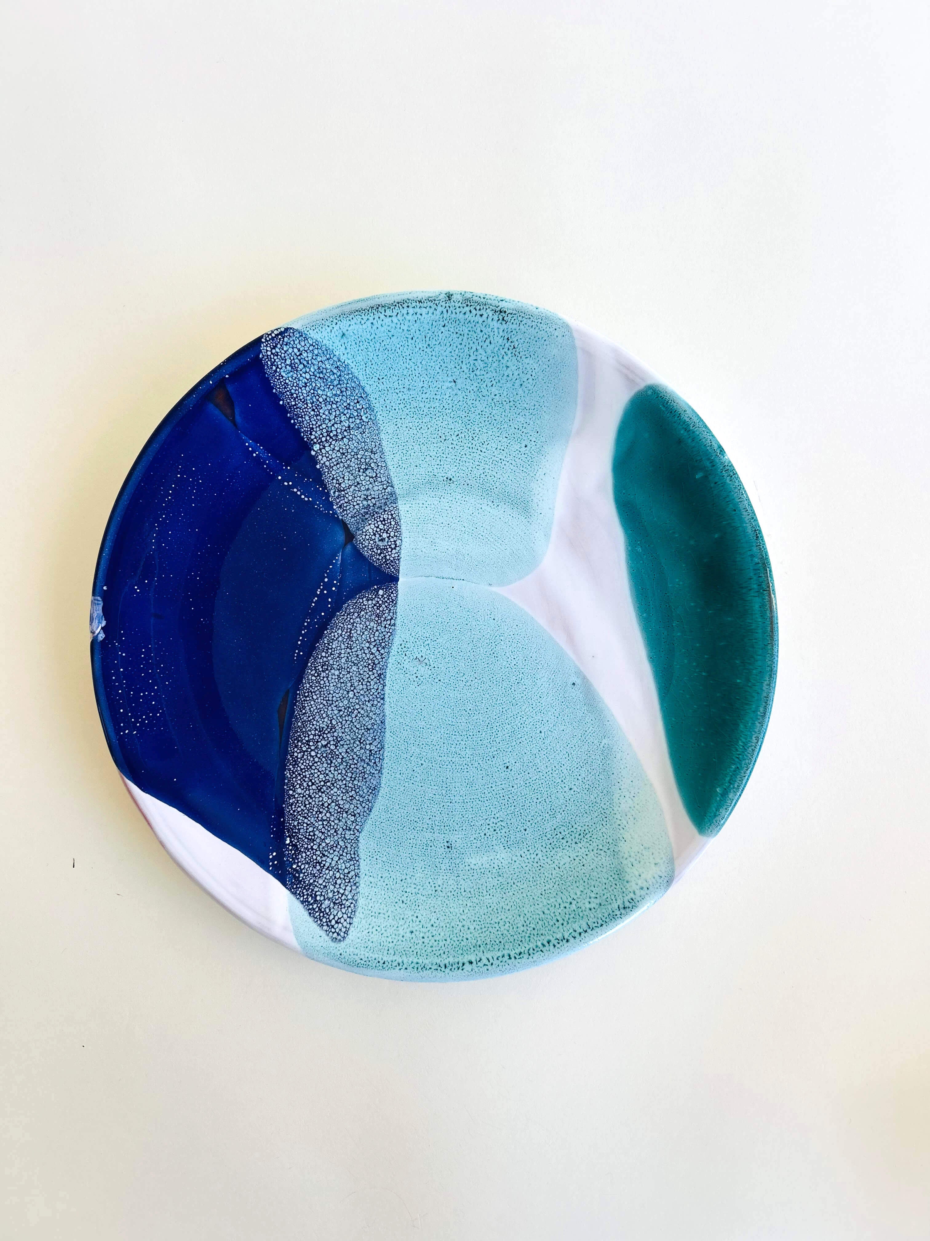 Assiette plate, bleu, blanc, turquoise