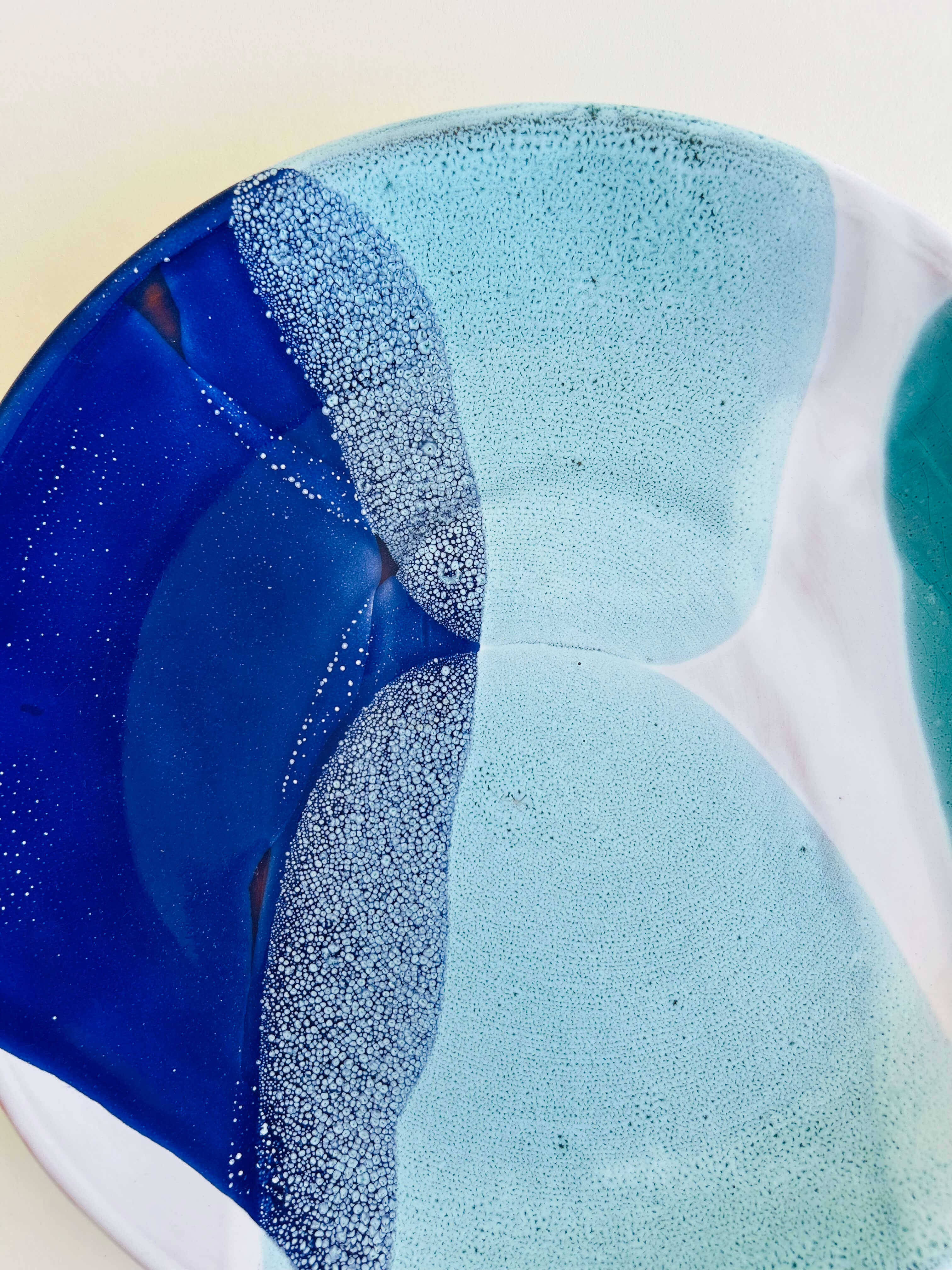 Assiette plate, bleu, blanc, turquoise