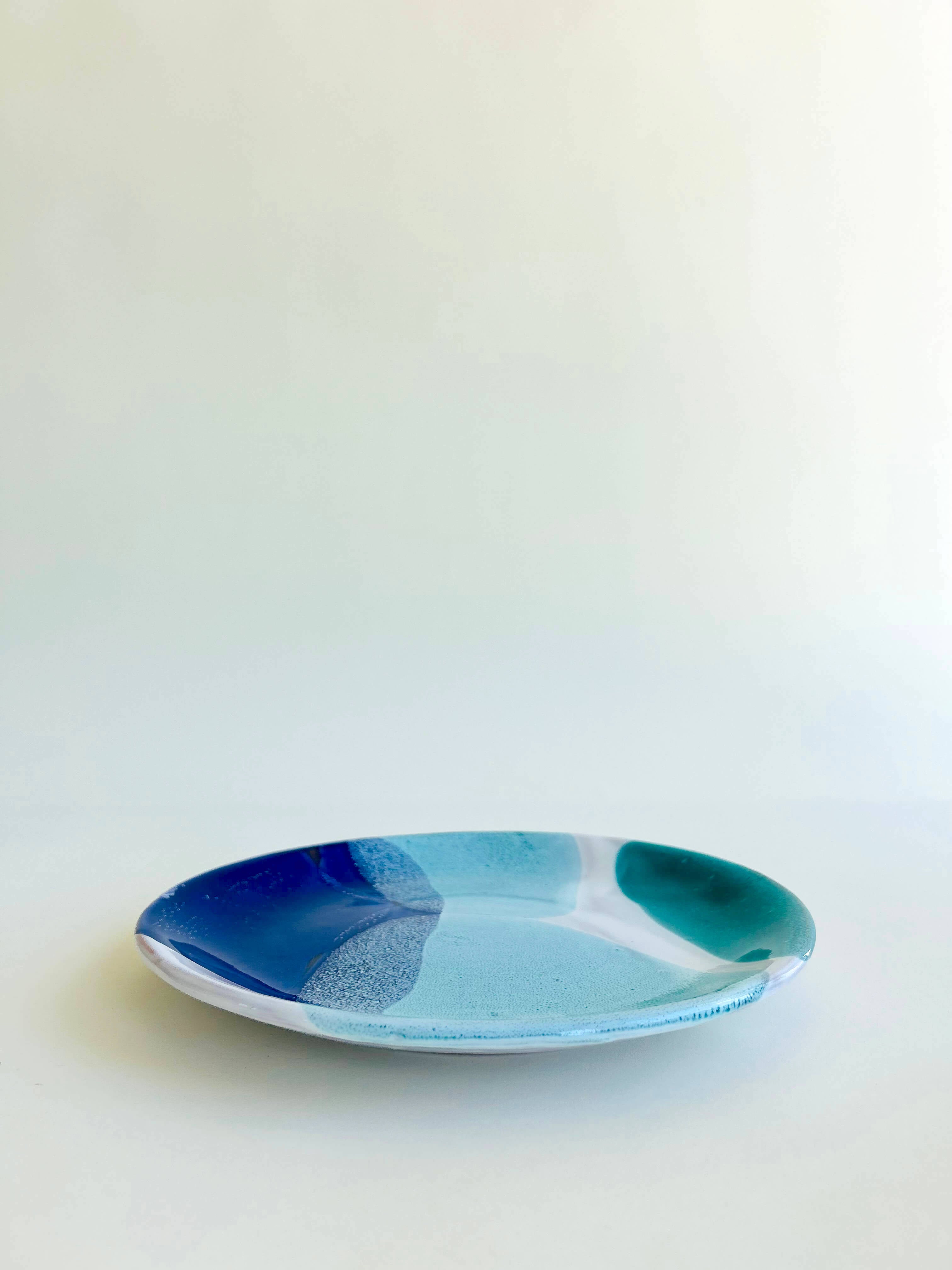 Assiette plate, bleu, blanc, turquoise