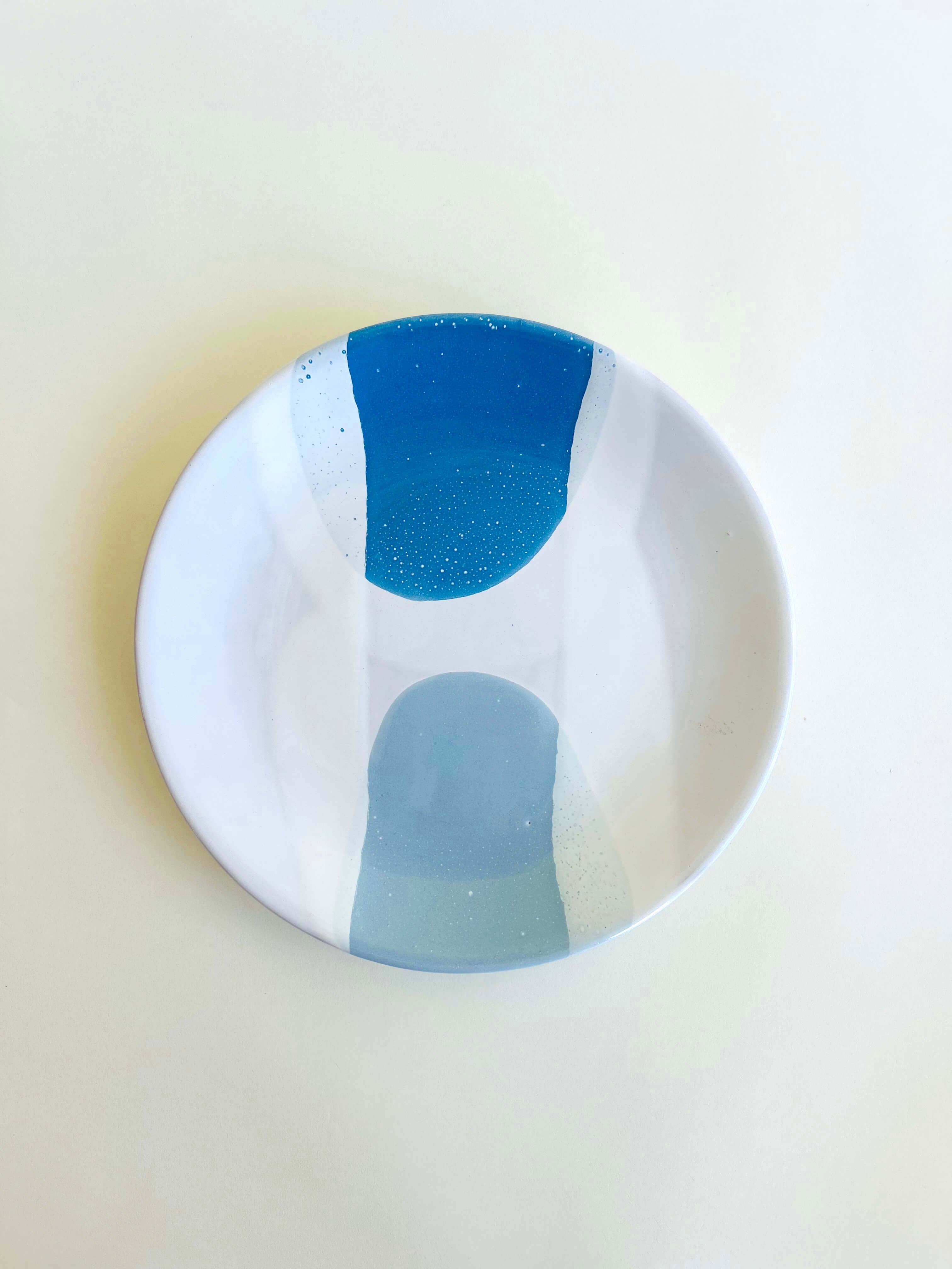 Assiette plate, bleu, blanc