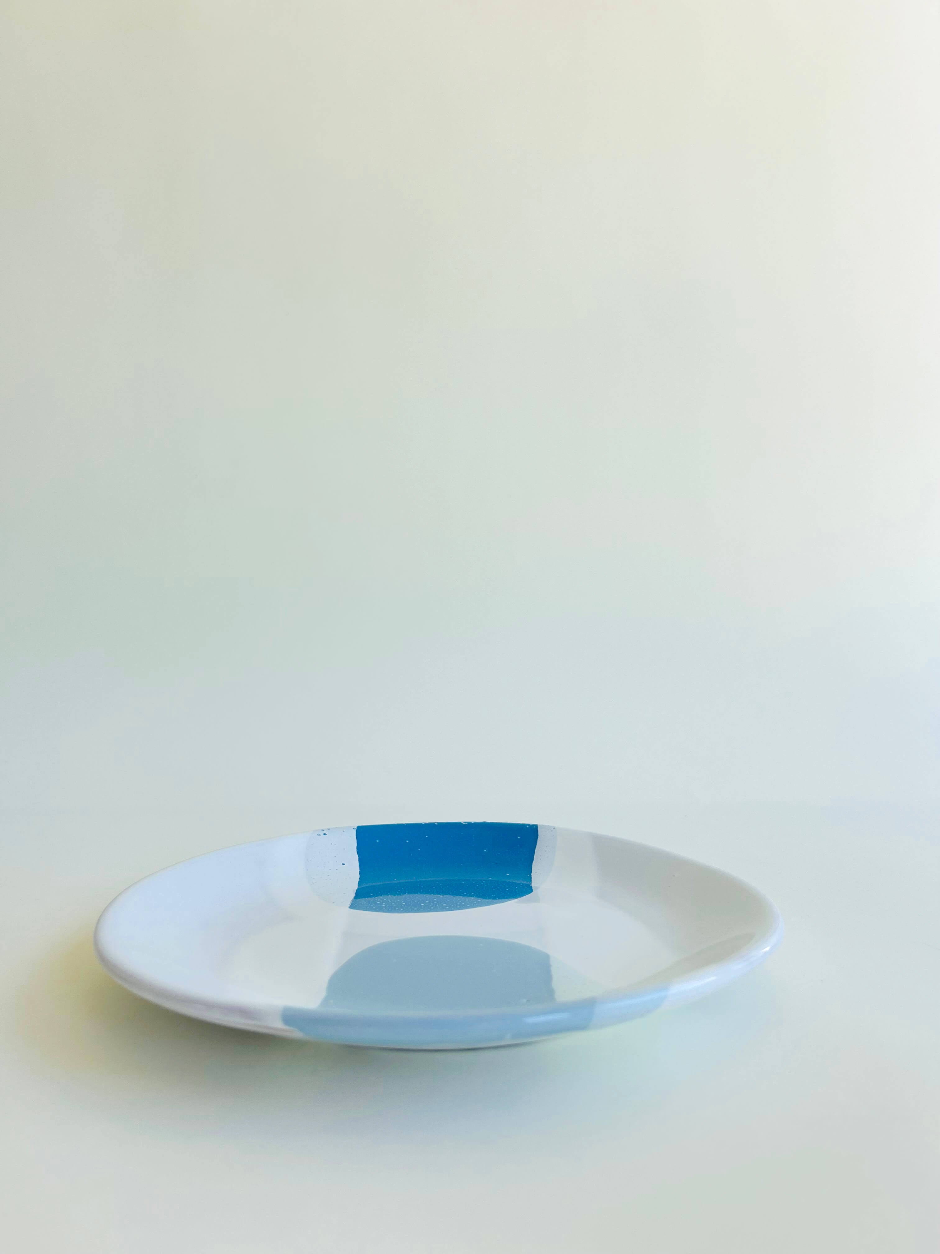 Assiette plate, bleu, blanc
