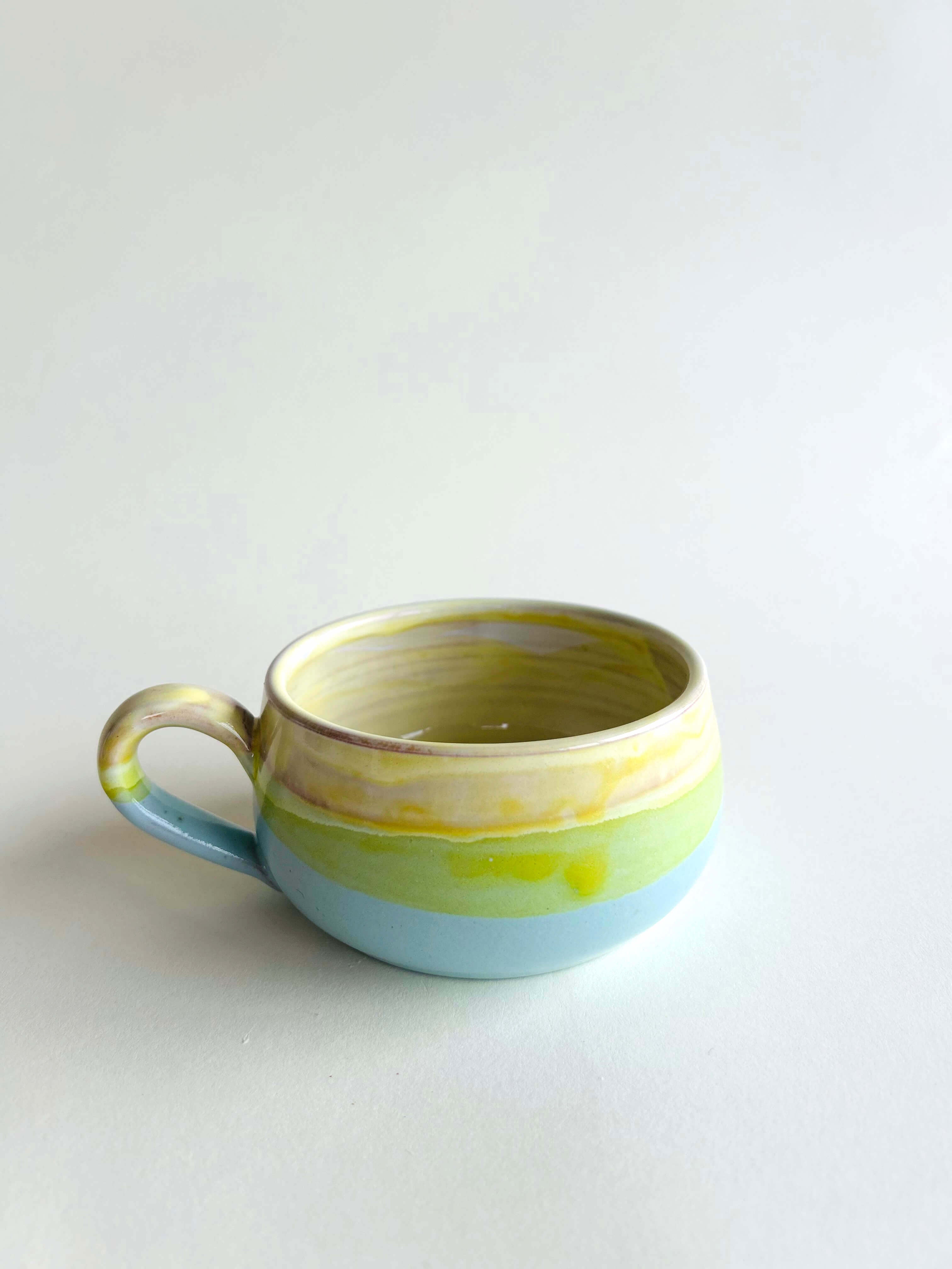 Grande tasse plate - jaune, bleu ciel