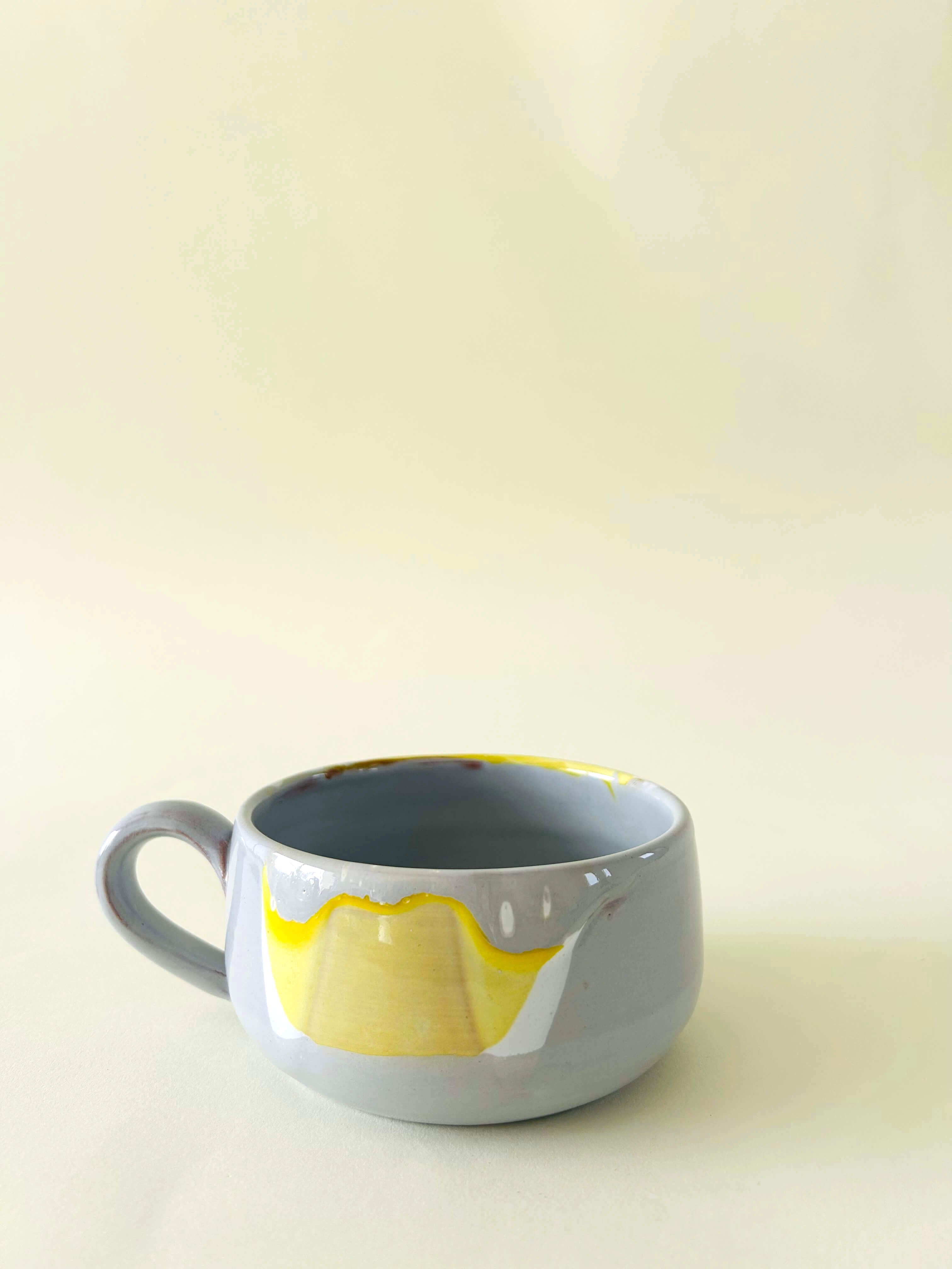 Grande tasse plate - blanc, gris, jaune