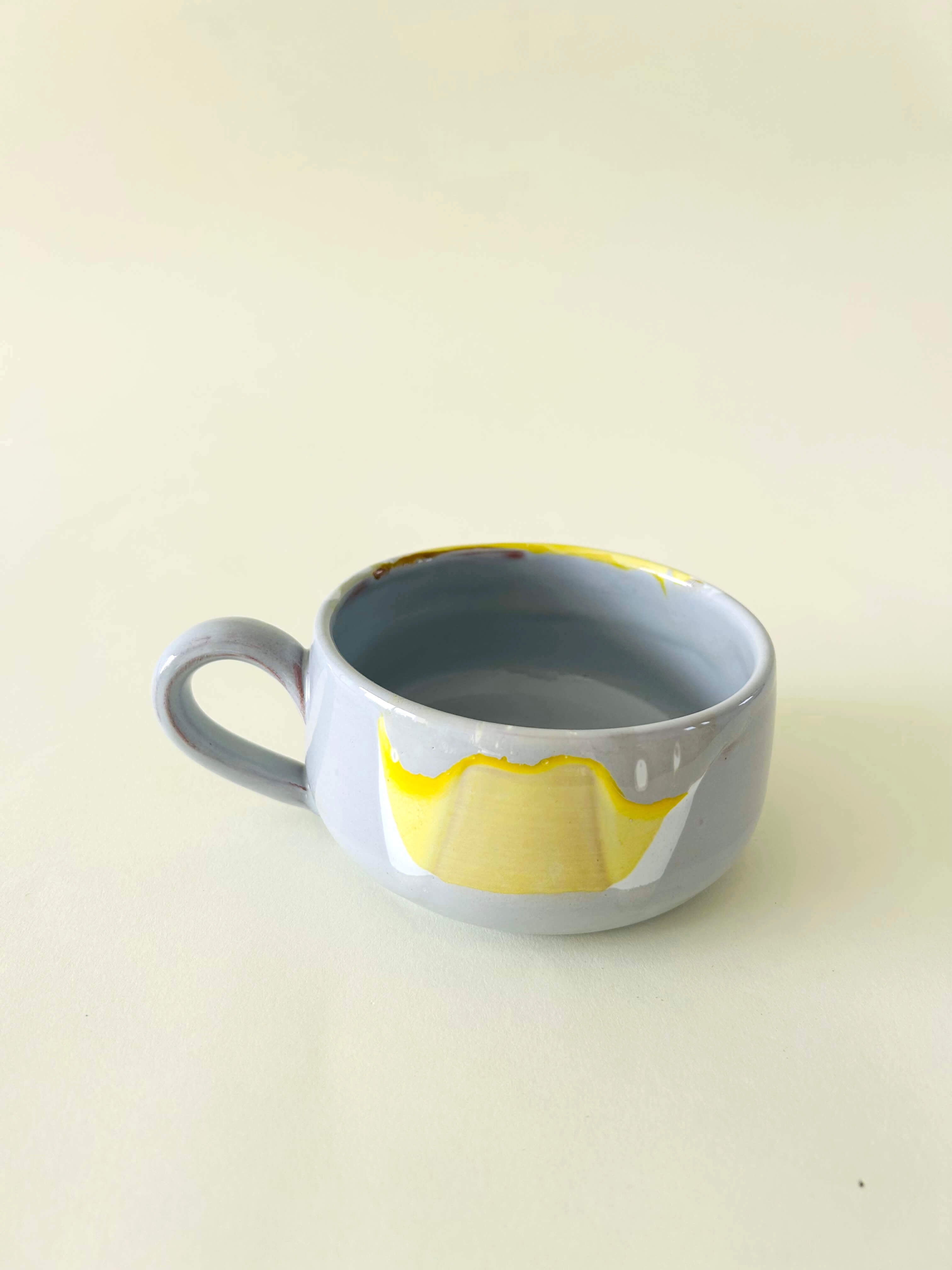 Grande tasse plate - blanc, gris, jaune
